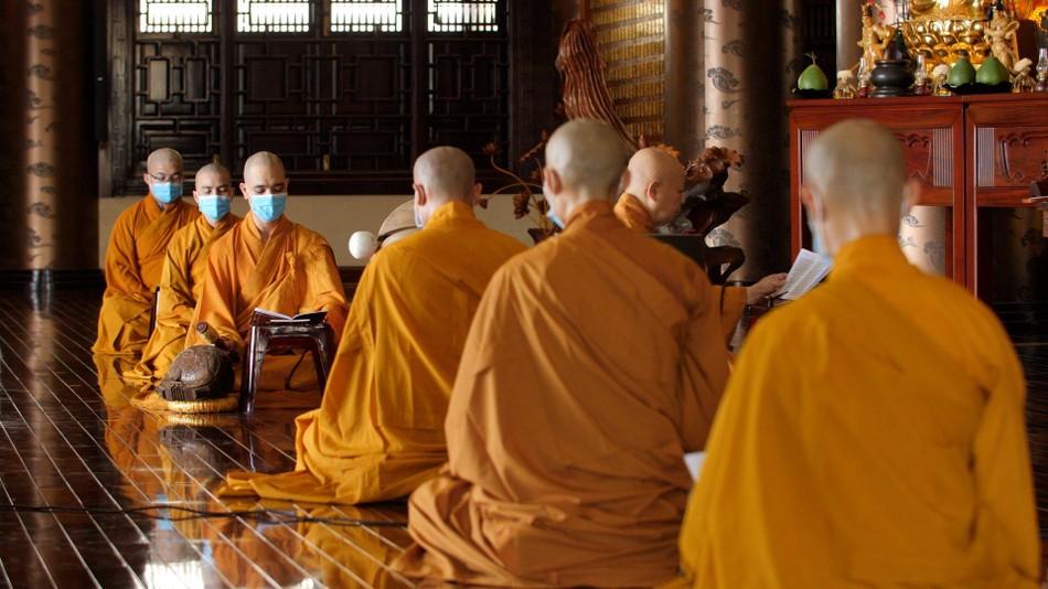 Chư Tăng trì hành trì hàng ngày tại Hạ trường chùa Huê Nghiêm Chư Tăng trì hành trì hàng ngày tại Hạ trường chùa Huê Nghiêm