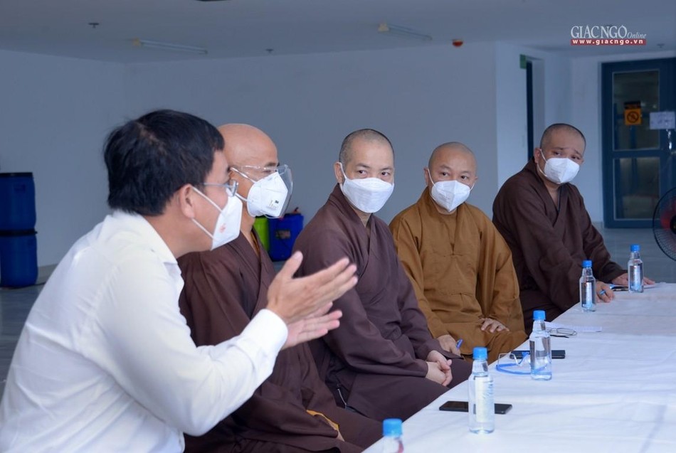 Ông Nguyễn Duy Tân và chư Thượng tọa - Ảnh: Bảo Toàn Ông Nguyễn Duy Tân và chư Thượng tọa - Ảnh: Bảo Toàn