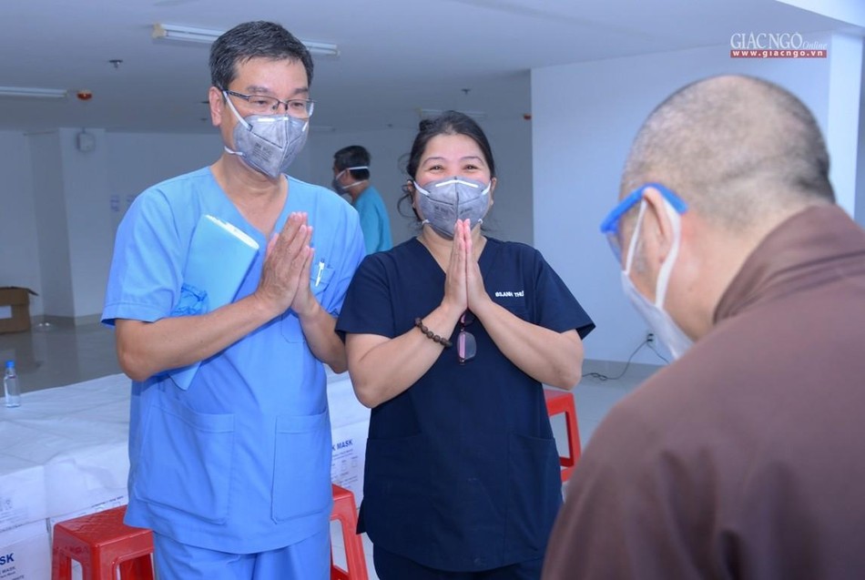 Lãnh đạo Bệnh viện Dã chiến số 10 chào đón quý Thượng tọa tham dự - Ảnh: Bảo Toàn Lãnh đạo Bệnh viện Dã chiến số 10 chào đón quý Thượng tọa tham dự - Ảnh: Bảo Toàn