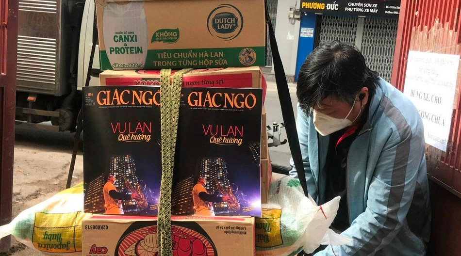 Cần mẫn chuyển những món quà tinh thần đến bà con trong đợt dịch Covid-19 Cần mẫn chuyển những món quà tinh thần đến bà con trong đợt dịch Covid-19