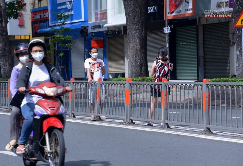 Người dân tranh thủ ghi lại khoảnh khắc đặc biệt của TP