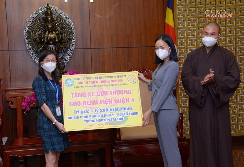 BS.Nguyễn Thị Lệ, Phó Giám đốc Bệnh viện Quận 4 thay mặt tiếp nhận