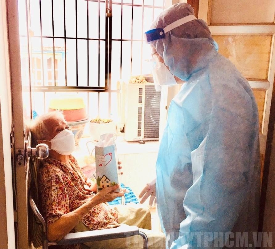Mỗi túi thuốc được trao đến tận nhà người dân mắc Covid-19 có thể giúp cứu sống một mạng người - Ảnh: Thành ủy TP.HCM Mỗi túi thuốc được trao đến tận nhà người dân mắc Covid-19 có thể giúp cứu sống một mạng người - Ảnh: Thành ủy TP.HCM
