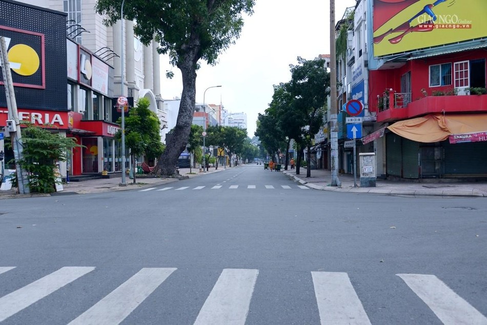 Đường phố yên tĩnh những ngày giãn cách siết chặt Đường phố yên tĩnh những ngày giãn cách siết chặt