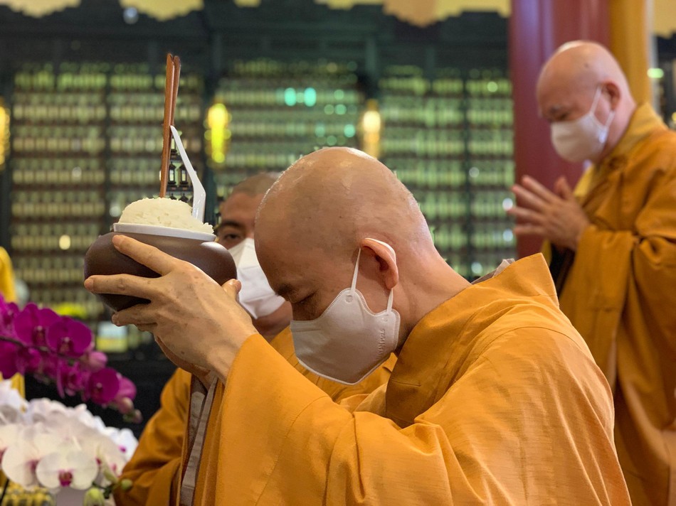 Các pháp tử của cố Hòa thượng dâng phạn thực cúng dường Các pháp tử của cố Hòa thượng dâng phạn thực cúng dường