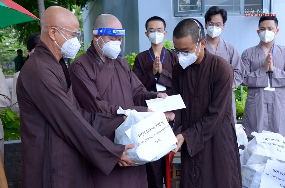 Hiện có hơn 20 tình nguyện viên là tu sĩ và Phật tử tham gia làm việc hỗ trợ Hiện có hơn 20 tình nguyện viên là tu sĩ và Phật tử tham gia làm việc hỗ trợ