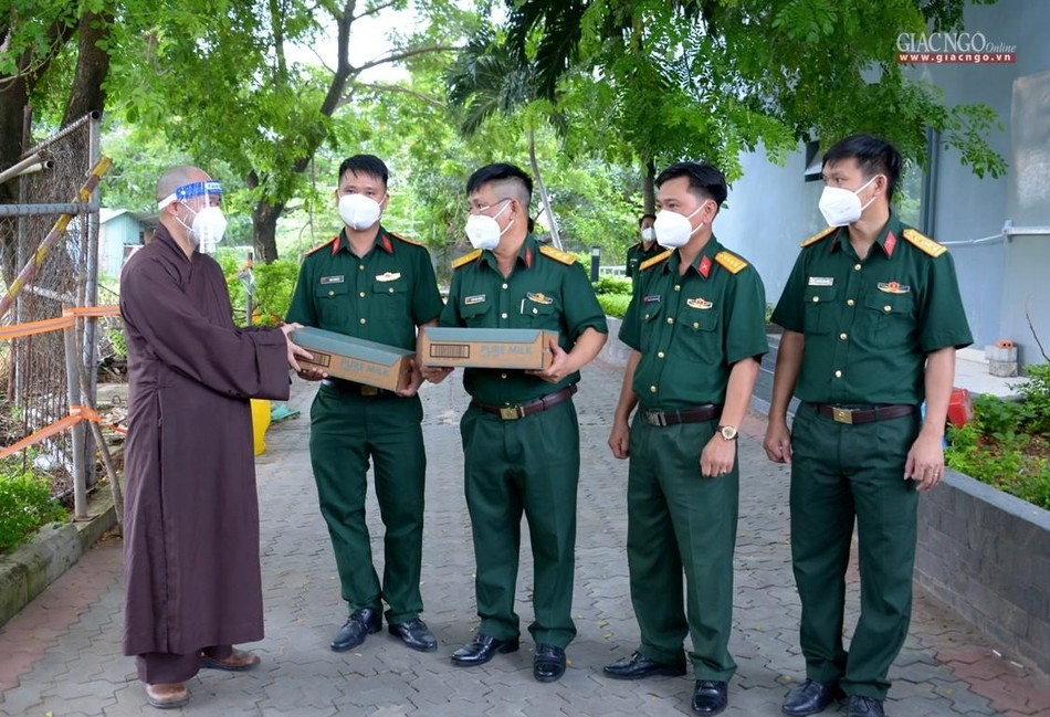 Thượng tọa Thích Đức Thiện thăm hỏi, tặng quà lực lượng vũ trang làm nhiệm vụ tại Bệnh viện Dã chiến số 10 Thượng tọa Thích Đức Thiện thăm hỏi, tặng quà lực lượng vũ trang làm nhiệm vụ tại Bệnh viện Dã chiến số 10