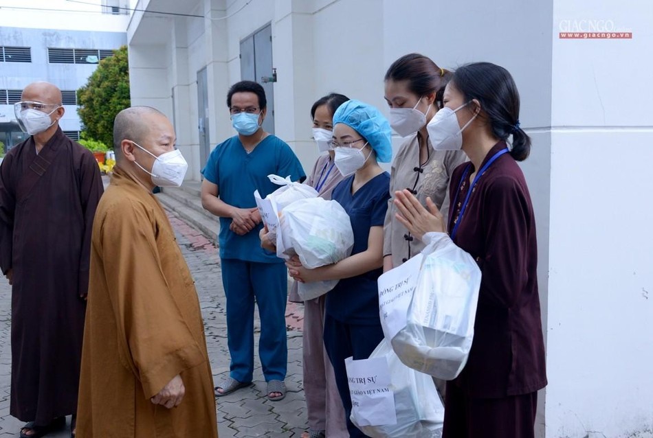 Các tình nguyện viên trước khi được tuyển chọn phải được tiêm vắc-xin và hướng dẫn y tế Các tình nguyện viên trước khi được tuyển chọn phải được tiêm vắc-xin và hướng dẫn y tế