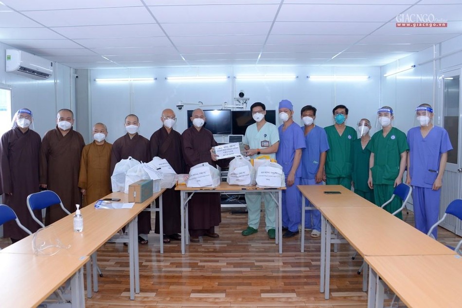 Trao quà tặng khích lệ đến đội ngũ y, bác sĩ và tình nguyện viên Trao quà tặng khích lệ đến đội ngũ y, bác sĩ và tình nguyện viên