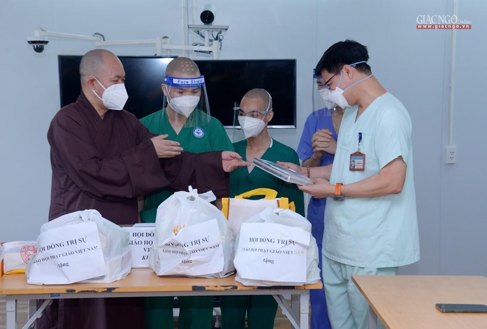 Trao quà đến các Bác sĩ và chư Tăng tỉnh Nam Định đang làm công tác thiện nguyện tại đây Trao quà đến các Bác sĩ và chư Tăng tỉnh Nam Định đang làm công tác thiện nguyện tại đây