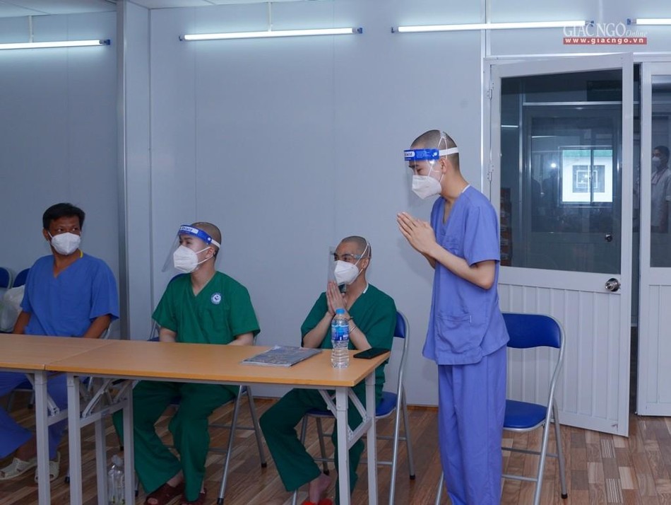 Đại đức Thích Nguyên Đức, đại diện chư Tăng tình nguyện viên báo cáo với Thượng tọa và phái đoàn Đại đức Thích Nguyên Đức, đại diện chư Tăng tình nguyện viên báo cáo với Thượng tọa và phái đoàn