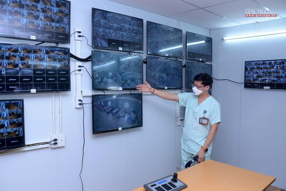 TS.BS Lưu Quang Thùy giới thiệu với phái đoàn về quy mô và đặc thù của Trung tâm Hồi sức tích cực người bệnh Covid-19 qua hệ thống màn hình tại trung tâm giám sát và điều hành điện tử TS.BS Lưu Quang Thùy giới thiệu với phái đoàn về quy mô và đặc thù của Trung tâm Hồi sức tích cực người bệnh Covid-19 qua hệ thống màn hình tại trung tâm giám sát và điều hành điện tử