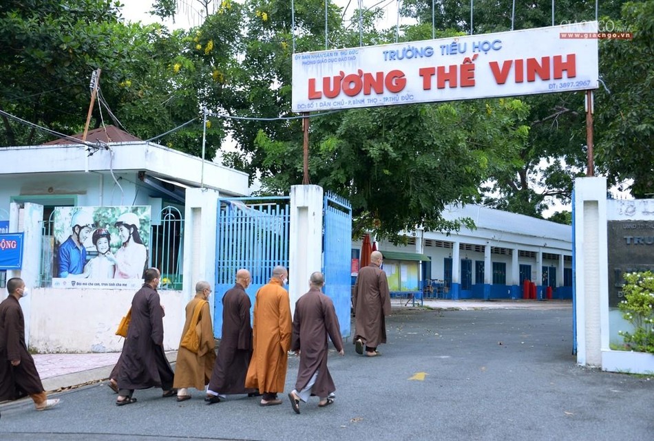 Nhà chùa đã mượn các trường học để tạm làm bếp ăn Nhà chùa đã mượn các trường học để tạm làm bếp ăn