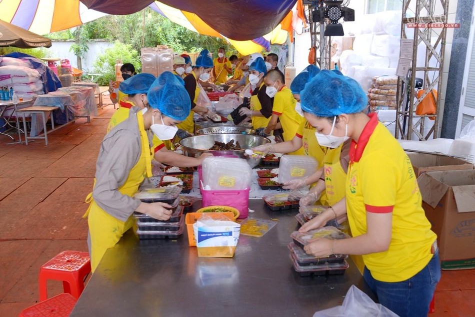 Dây chuyền vào hộp các suất cơm dành cho đội ngũ y, bác sĩ ở các bệnh viện Dây chuyền vào hộp các suất cơm dành cho đội ngũ y, bác sĩ ở các bệnh viện