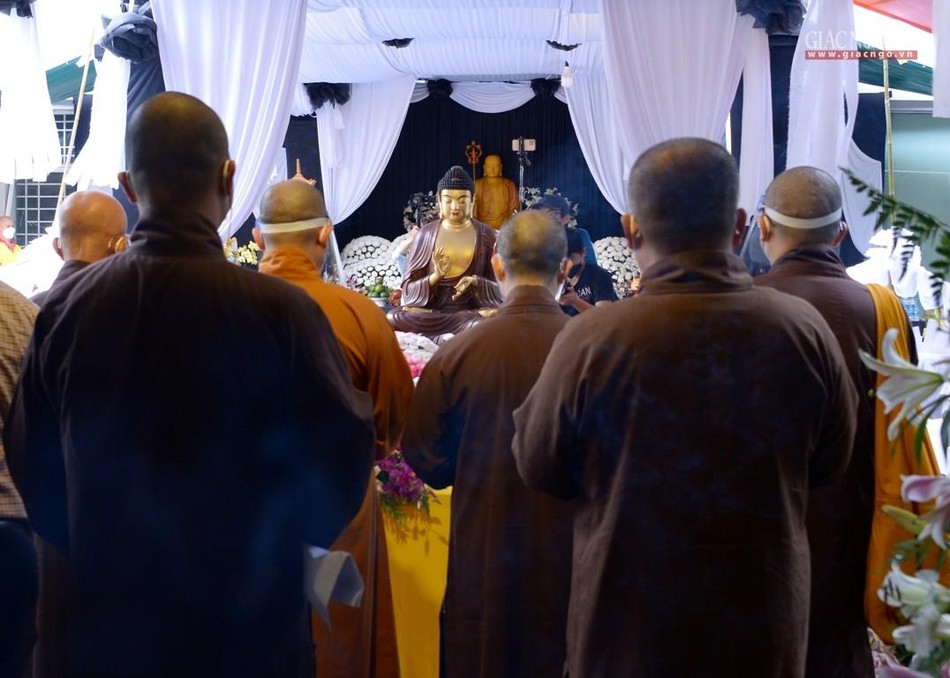 Mỗi đêm ở đây đều có thực hiện khóa lễ tâm linh Mỗi đêm ở đây đều có thực hiện khóa lễ tâm linh