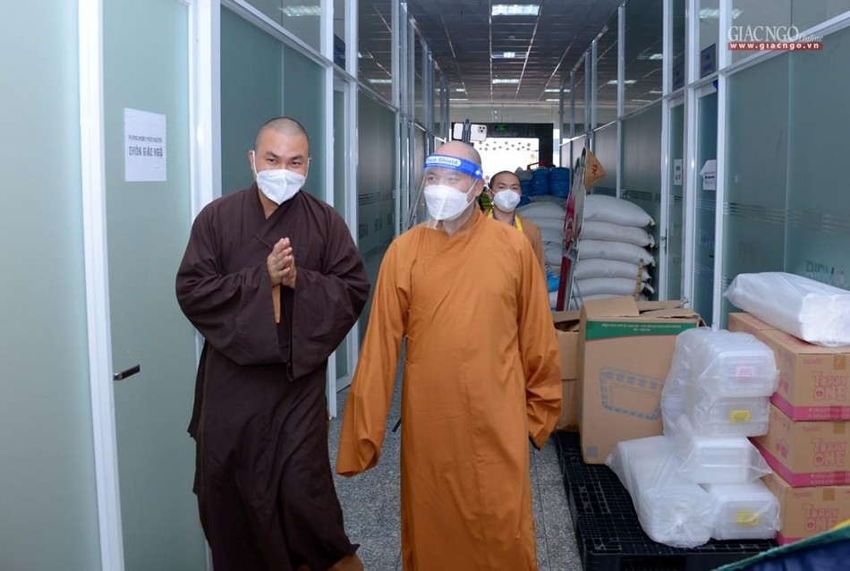 Đại đức Thích Minh Phú hướng dẫn Thượng tọa Thích Đức Thiện thăm các nơi chứa nhu yếu phẩm phục vụ bếp ăn thiện nguyện và các chương trình khác Đại đức Thích Minh Phú hướng dẫn Thượng tọa Thích Đức Thiện thăm các nơi chứa nhu yếu phẩm phục vụ bếp ăn thiện nguyện và các chương trình khác