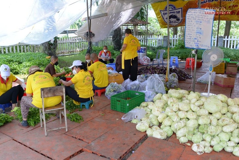 Đội ngũ nhân sự phục vụ ở đây hơn 100 người, gồm Tăng Ni, cư sĩ Phật tử Đội ngũ nhân sự phục vụ ở đây hơn 100 người, gồm Tăng Ni, cư sĩ Phật tử