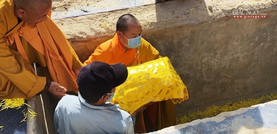 Môn nhân đệ tử cử hành nhập tháp Môn nhân đệ tử cử hành nhập tháp