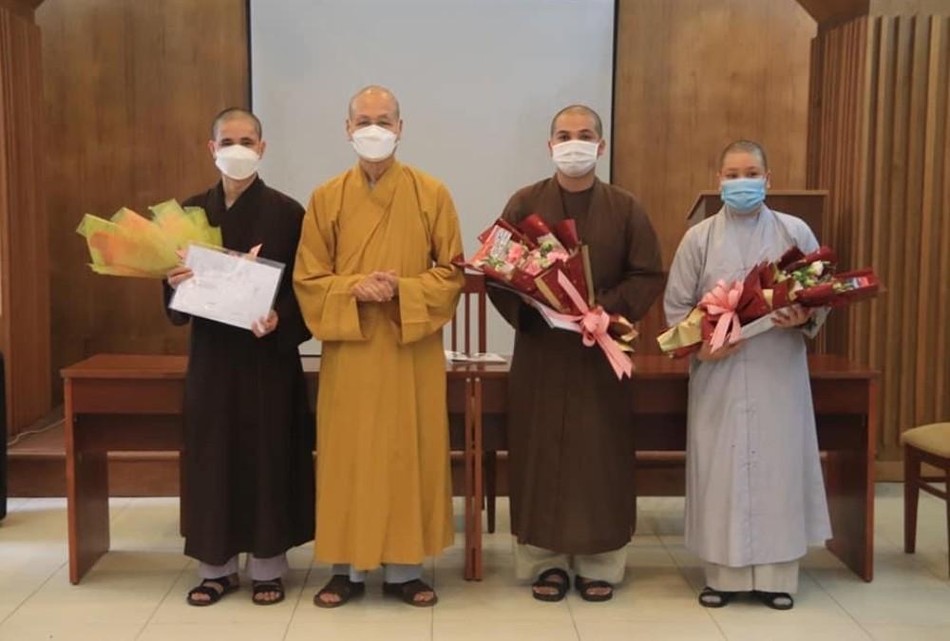 Các thầy, sư cô tình nguyện là bác sĩ, điều dưỡng đang công tác tại Phòng khám đa khoa Tuệ Tĩnh đường Hải Đức Các thầy, sư cô tình nguyện là bác sĩ, điều dưỡng đang công tác tại Phòng khám đa khoa Tuệ Tĩnh đường Hải Đức