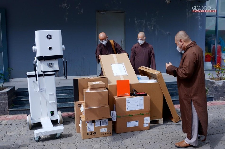 Quý Thượng tọa tiếp nhận, kiểm tra các linh kiện từ nhà phân phối Quý Thượng tọa tiếp nhận, kiểm tra các linh kiện từ nhà phân phối
