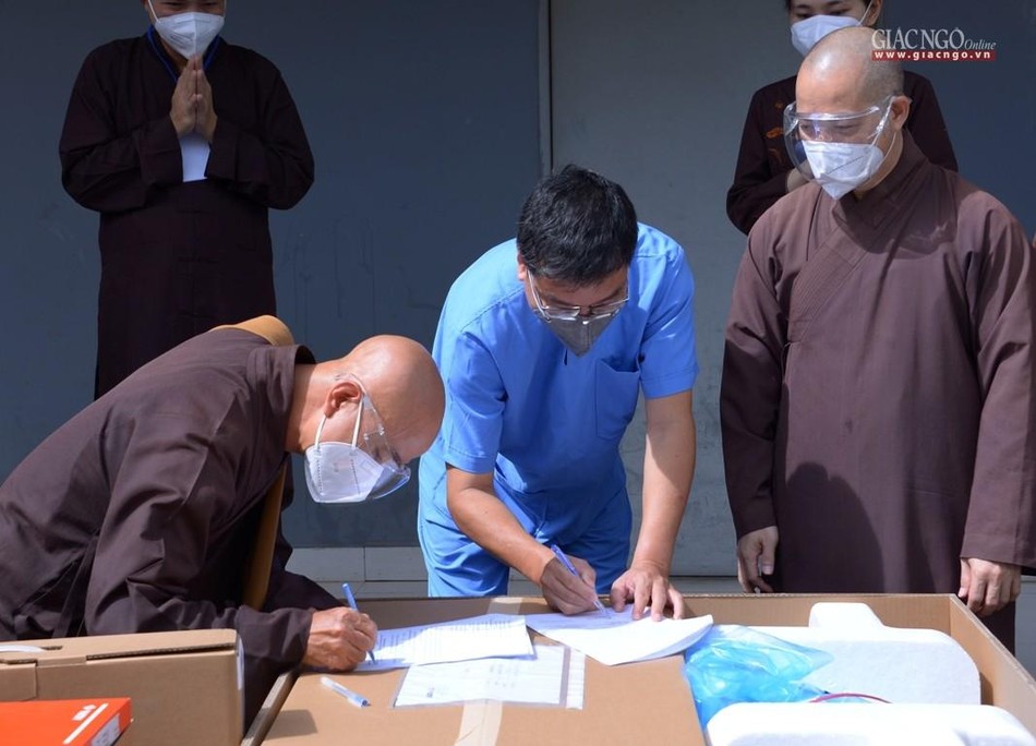 Và cùng ký kết biên bản bàn giao trang thiết bị y tế Và cùng ký kết biên bản bàn giao trang thiết bị y tế