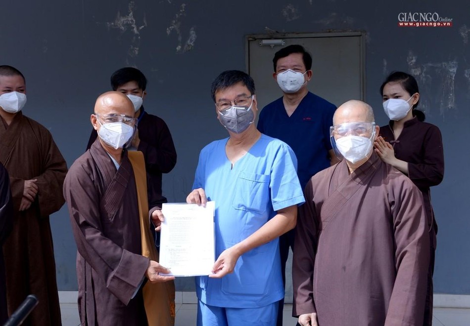 TS.BSCKII Nguyễn Thanh Vinh, Giám đốc Bệnh viện Dã chiến số 10 tiếp nhận biên bản bàn giao từ đại diện Ban Trị sự Phật giáo TP.HCM TS.BSCKII Nguyễn Thanh Vinh, Giám đốc Bệnh viện Dã chiến số 10 tiếp nhận biên bản bàn giao từ đại diện Ban Trị sự Phật giáo TP.HCM