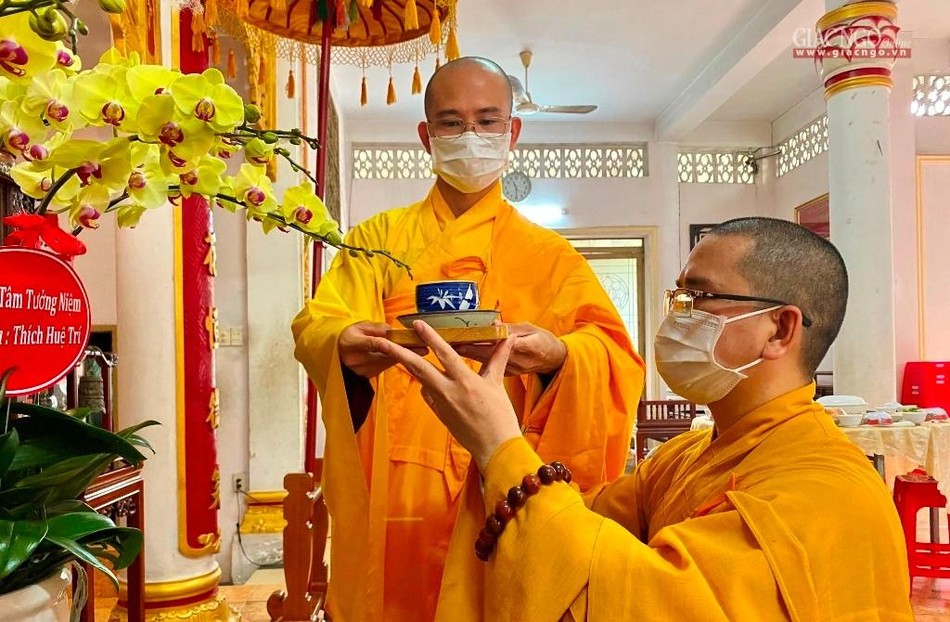 Đại đức Thích Nhuận Từ, trụ trì chùa Bát Nhã cùng môn nhơn pháp quyến thành kính dâng cơm, trà lên ân sư