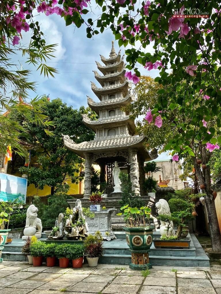 Bảo tháp Hòa thượng trong khuôn viên chùa Bát Nhã