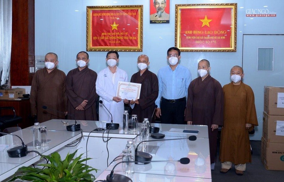 Trao Bằng tuyên dương công đức đến TS.BSCKII Nguyễn Tri Thức