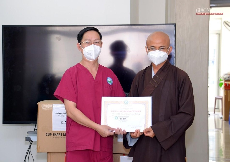 Tặng Bằng tuyên dương công đức đến BSCKII Phạm Đăng Trọng Tường, Phó Giám đốc Bệnh viện Da liễu TP.HCM, Giám đốc Bệnh viện Dã chiến số 12