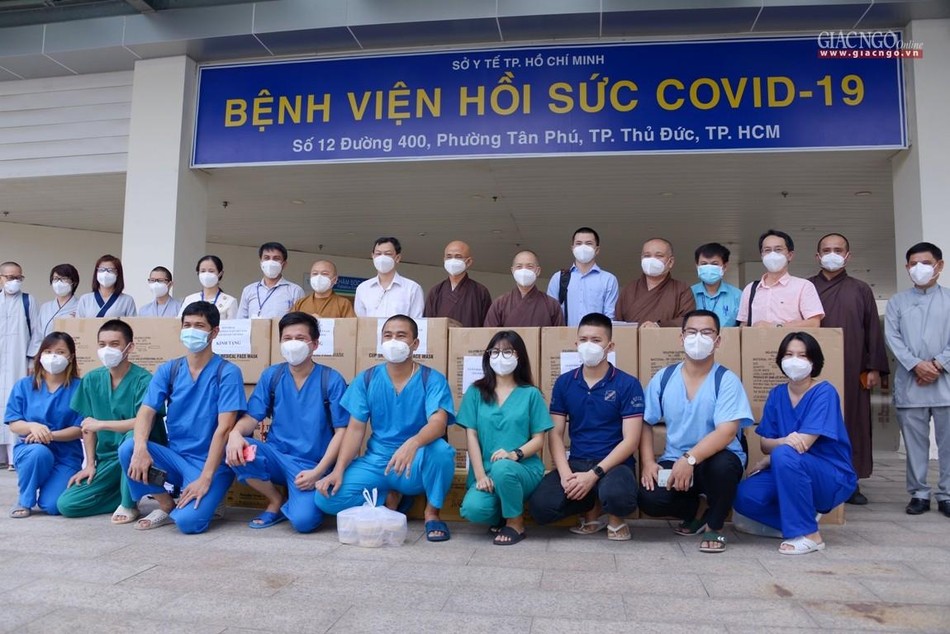 Cùng với lãnh đạo và tình nguyện viên tại Bệnh viện Hồi sức Covid-19 lớn nhất TP.HCM