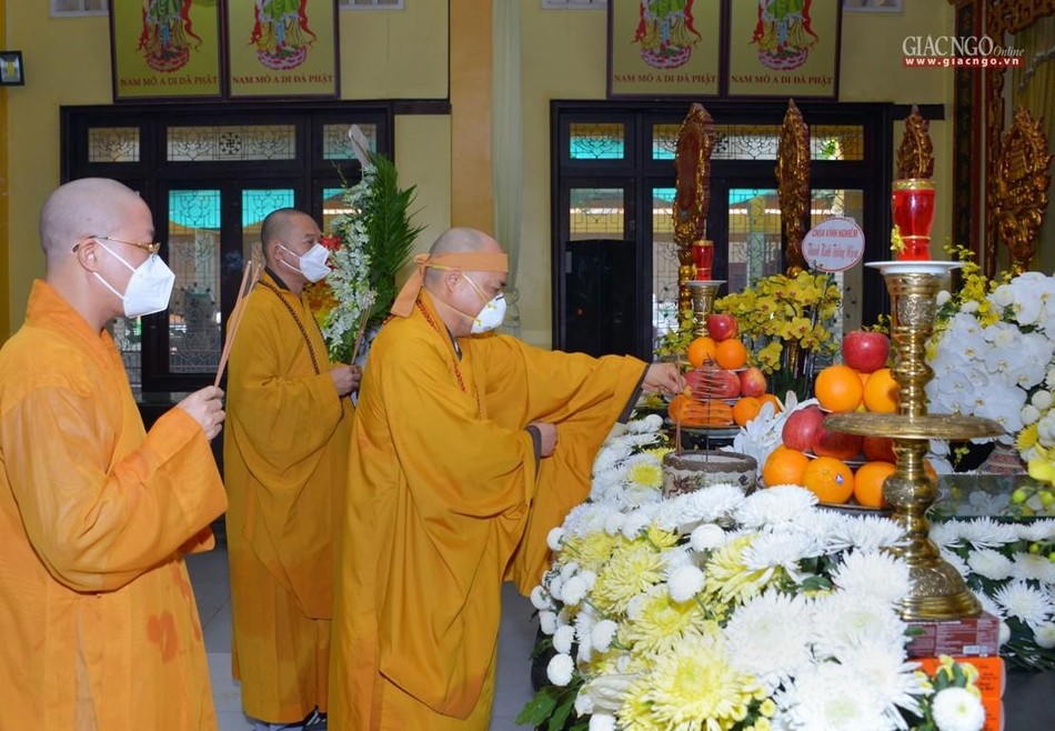 Chư Tăng dâng hương tưởng niệm và thọ tang - Ảnh: Bảo Toàn Chư Tăng dâng hương tưởng niệm và thọ tang - Ảnh: Bảo Toàn