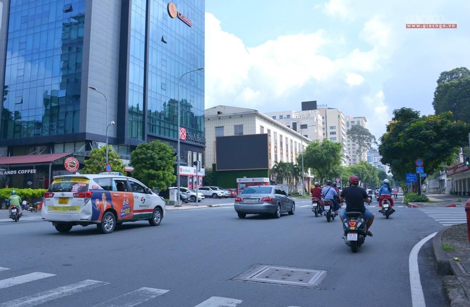 Người dân quét mã QR hoặc xuất trình giấy chứng nhận đủ điều kiện lưu thông khi được cơ quan chức năng yêu cầu kiểm soát hoặc tại địa điểm đến (cơ quan, công sở, cơ sở khám chữa bệnh, quán ăn, nhà hàng, trung tâm thương mại, siêu thị, chợ, phương tiện công cộng, công ty, nhà máy...) Người dân quét mã QR hoặc xuất trình giấy chứng nhận đủ điều kiện lưu thông khi được cơ quan chức năng yêu cầu kiểm soát hoặc tại địa điểm đến (cơ quan, công sở, cơ sở khám chữa bệnh, quán ăn, nhà hàng, trung tâm thương mại, siêu thị, chợ, phương tiện công cộng, công ty, nhà máy...)