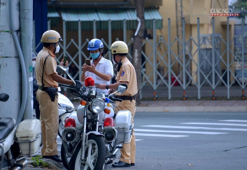 Giấy đi đường do Công an TP.HCM cấp trước đây được hủy bỏ, nhưng nhiều đội cơ động sẽ tuần tra và kiểm soát ngẫu nhiên 24/24 và có thể xử phạt nếu người tham gia giao thông vi phạm các quy định của TP Giấy đi đường do Công an TP.HCM cấp trước đây được hủy bỏ, nhưng nhiều đội cơ động sẽ tuần tra và kiểm soát ngẫu nhiên 24/24 và có thể xử phạt nếu người tham gia giao thông vi phạm các quy định của TP