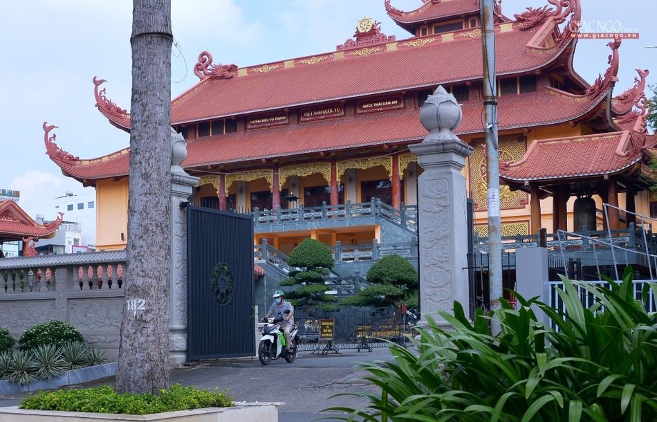 Hoạt động của các cơ sở tôn giáo, tín ngưỡng, thờ tự tập trung tối đa 10 người; trường hợp người tham gia đã được tiêm đủ liều vắc-xin hoặc đã khỏi bệnh Covid-19 được tập trung tối đa 70 người (cổng phụ Việt Nam Quốc Tự - Q.10) Hoạt động của các cơ sở tôn giáo, tín ngưỡng, thờ tự tập trung tối đa 10 người; trường hợp người tham gia đã được tiêm đủ liều vắc-xin hoặc đã khỏi bệnh Covid-19 được tập trung tối đa 70 người (cổng phụ Việt Nam Quốc Tự - Q.10)