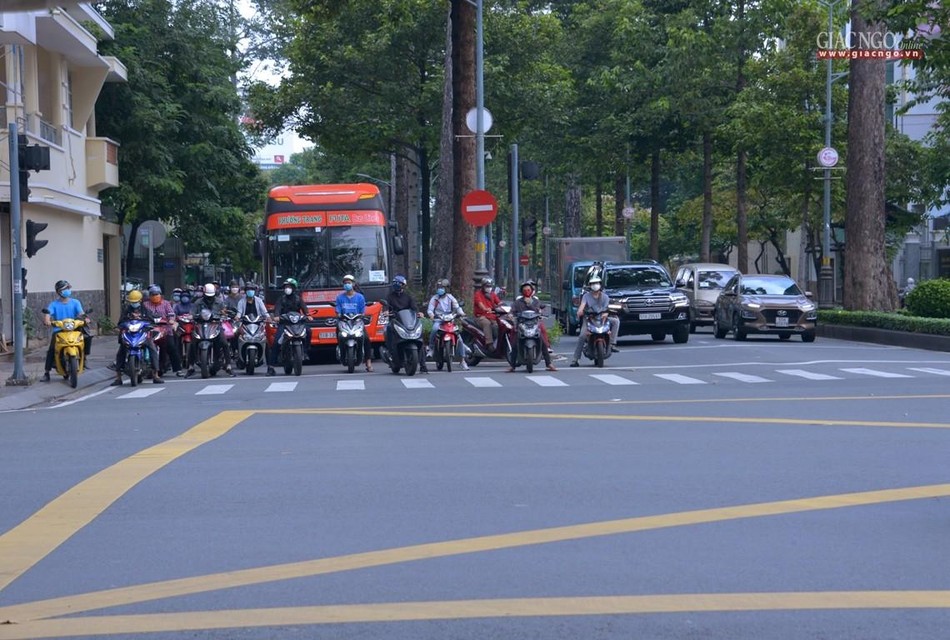 Chưa xảy ra tình trạng kẹt xe nhưng lượng người đã khá đông bắt đầu đến sở làm Chưa xảy ra tình trạng kẹt xe nhưng lượng người đã khá đông bắt đầu đến sở làm