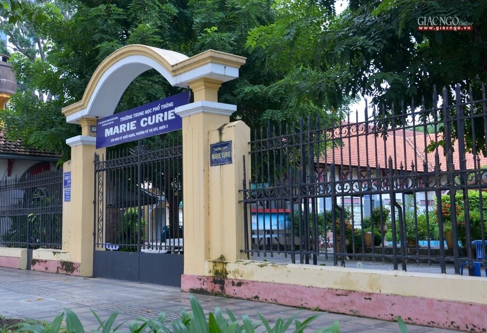 Việc dạy và học trước mắt vẫn thực hiện online theo quy định "Hoạt động giáo dục và đào tạo; tiếp tục dạy học gián tiếp" Việc dạy và học trước mắt vẫn thực hiện online theo quy định "Hoạt động giáo dục và đào tạo; tiếp tục dạy học gián tiếp"