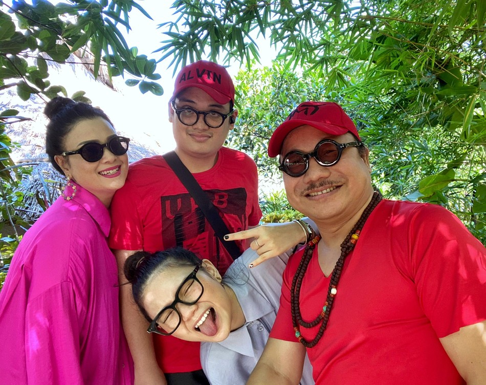 Nghệ sĩ Trần Mạnh Tuấn cùng người bạn đời Kiều Đàm Linh và các con - Ảnh: NVCC Nghệ sĩ Trần Mạnh Tuấn cùng người bạn đời Kiều Đàm Linh và các con - Ảnh: NVCC