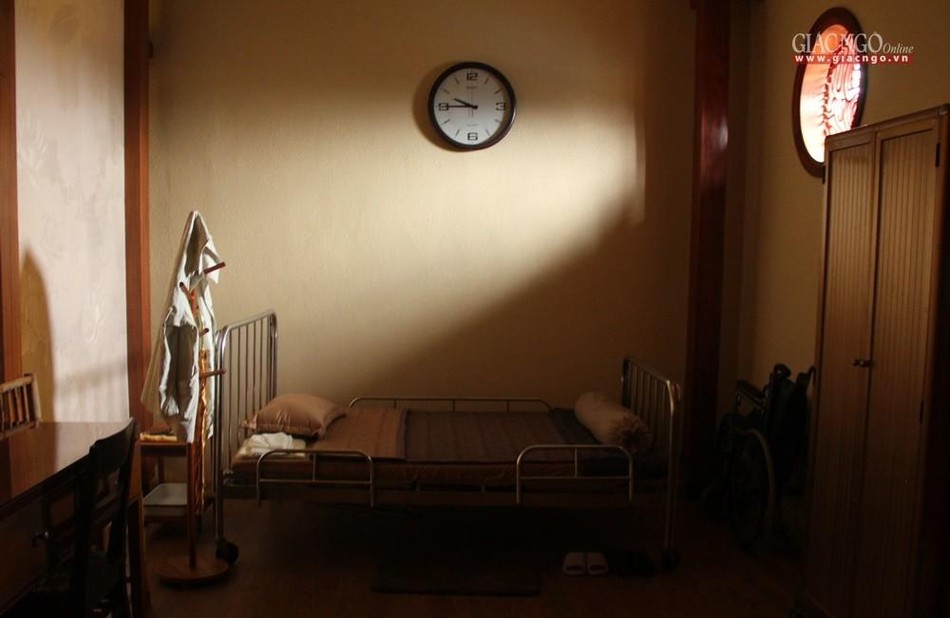 Chiếc đơn và đồng hồ dừng lại lúc Trưởng lão Hòa thượng thu thần thị tịch tại chùa Từ Đàm Chiếc đơn và đồng hồ dừng lại lúc Trưởng lão Hòa thượng thu thần thị tịch tại chùa Từ Đàm