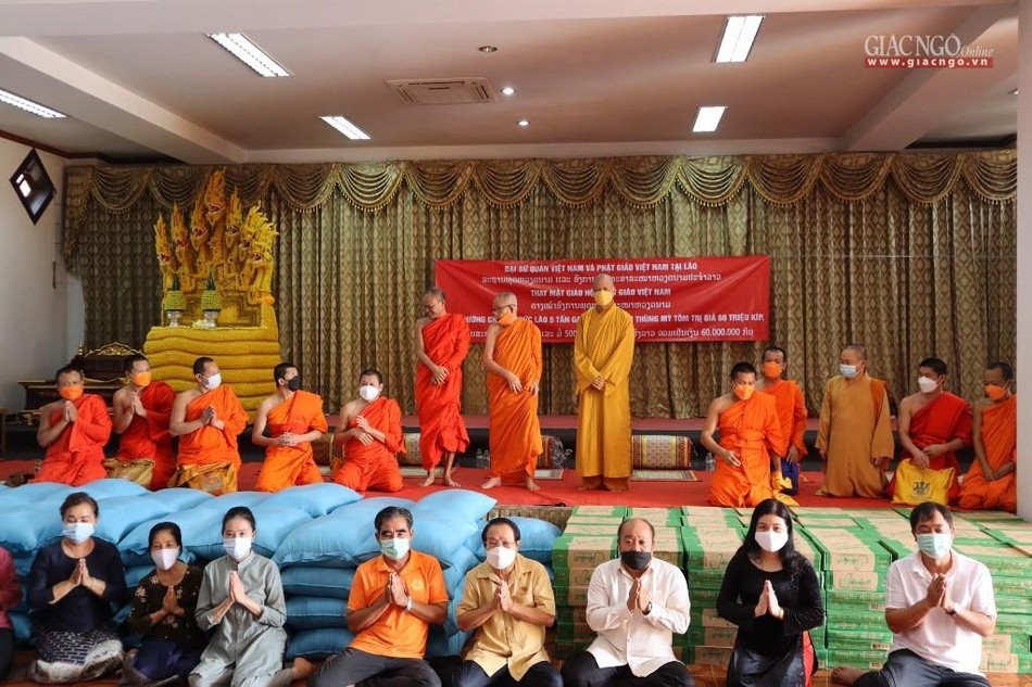 Lễ cúng dường đến chư Tăng tại Văn phòng Trung ương Liên minh Giáo hội Phật giáo Lào - Ảnh: CTV Lễ cúng dường đến chư Tăng tại Văn phòng Trung ương Liên minh Giáo hội Phật giáo Lào - Ảnh: CTV