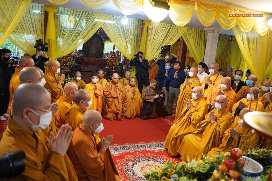 Chư tôn đức giáo phẩm hiện diện cầu nguyện