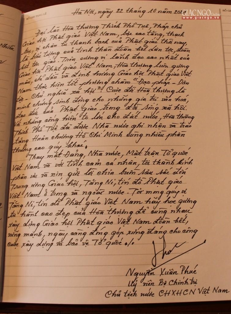 Chủ tịch nước Nguyễn Xuân Phúc ký sổ tang