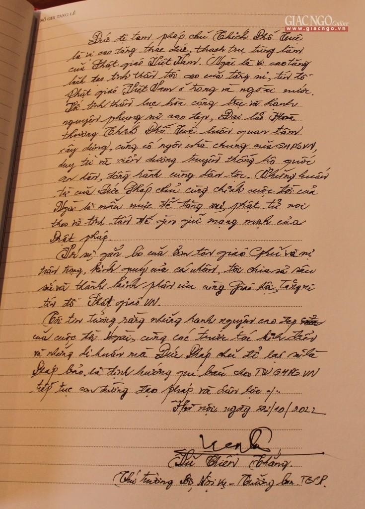 Ông Vũ Chiến Thắng ghi sổ tang viếng Đại lão Hòa thượng Thích Phổ Tuệ