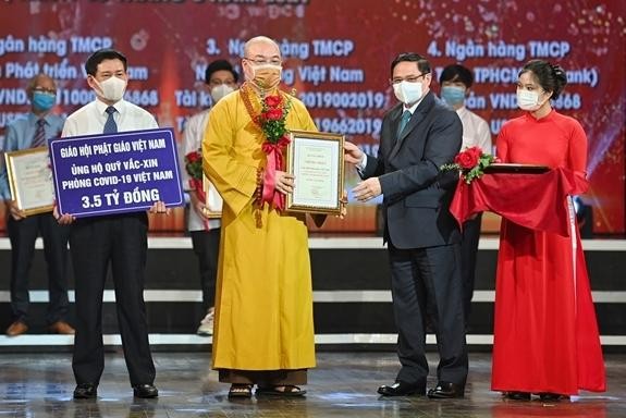 Hòa thượng Thích Thanh Nhiễu trao phần ủng hộ của GHPGVN dành cho Quỹ vắc-xin phòng, chống Covid-19 - Ảnh: VGP