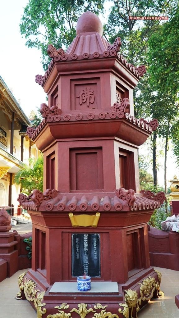 Tháp Tổ Thiệt Thoại trong khuôn viên tổ đình Tháp Tổ Thiệt Thoại trong khuôn viên tổ đình