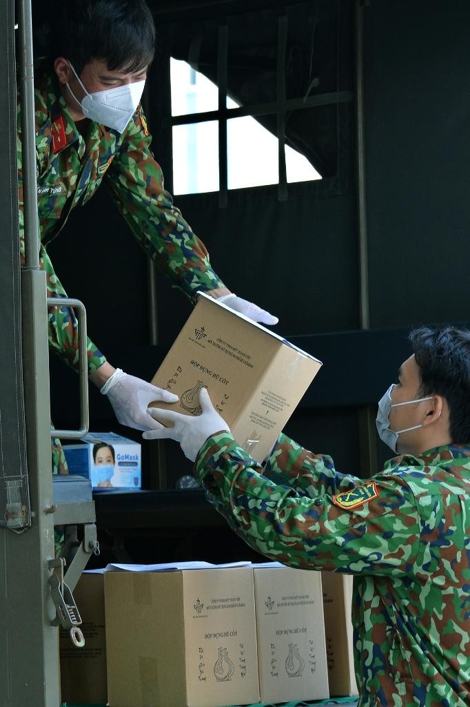 Các chiến sĩ tiếp nhận tro cốt đồng bào tử nạn vì Covid-19 Các chiến sĩ tiếp nhận tro cốt đồng bào tử nạn vì Covid-19