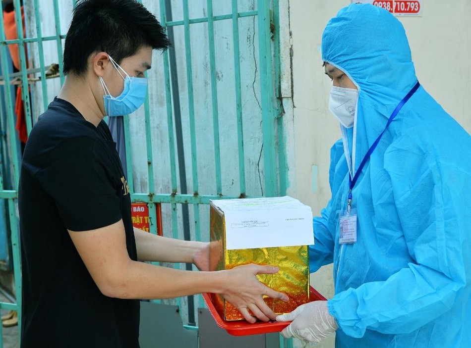 Đại diện Ban Chỉ huy Quân sự phường Bình Trị Đông A, quận Bình Tân bàn giao hũ tro cốt đồng bào đến đại diện gia đình thân nhân tại địa phương Đại diện Ban Chỉ huy Quân sự phường Bình Trị Đông A, quận Bình Tân bàn giao hũ tro cốt đồng bào đến đại diện gia đình thân nhân tại địa phương