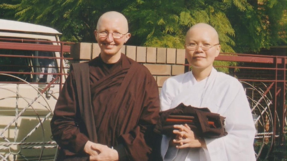 Ni sư Ajahn Vayama với đệ tử