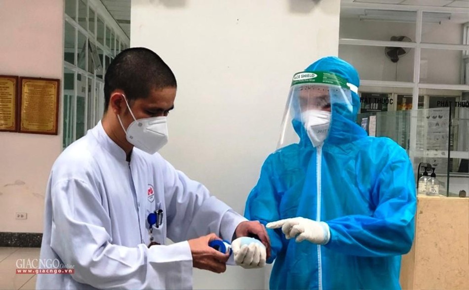 Đại đức BS.Thích Tâm Quang hướng dẫn mang đồ bảo hộ đúng quy trình Đại đức BS.Thích Tâm Quang hướng dẫn mang đồ bảo hộ đúng quy trình