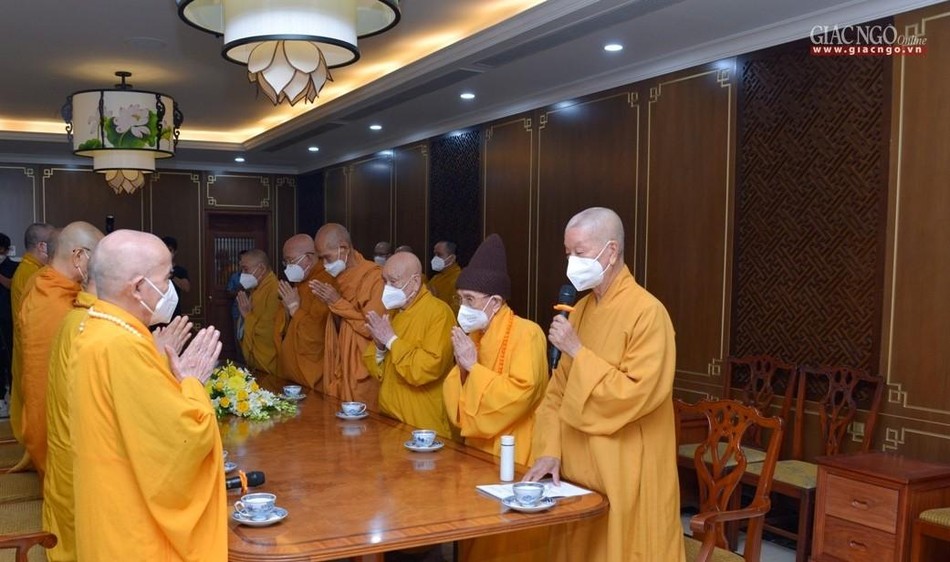 Chư tôn đức giáo phẩm trưởng lão niệm Phật cầu gia bị trước buổi họp - Ảnh: Bảo Toàn/BGN